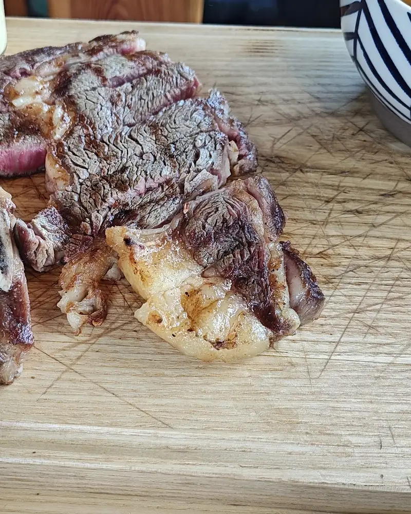 Tomahawk pokrojony na desce