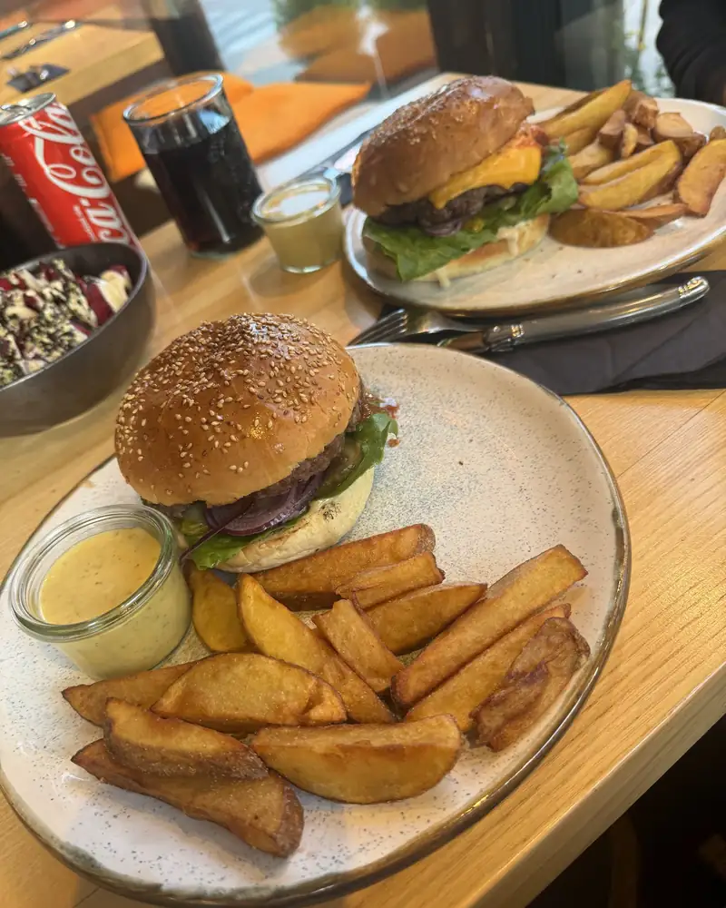 Burger z frytkami Piromana