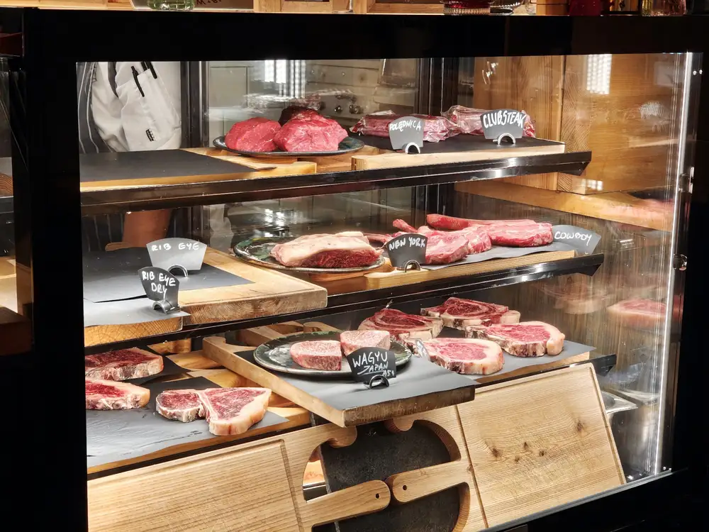 Przeszklona witryna z mięsem w Piroman Steak House