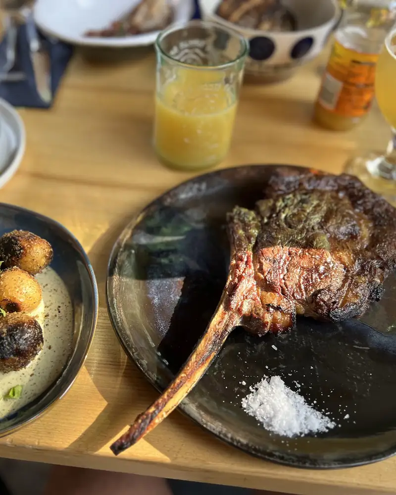 Tomahawk i pieczone ziemniaki